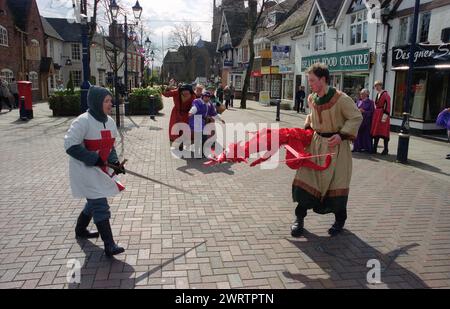 St Alphege Fayre: Alla città di Solihull delle West Midlands fu concesso il diritto di avere un mercato settimanale e una fiera annuale da una Royal Charter emessa da Enrico III nel 1242. La fiera annuale di aprile: "Vigilia, festa e domani di Sant'Alfago". Questo comprendeva commercianti di strada, intrattenitori, tra cui giocatori in costume in costume elisabettiano, assassinio di draghi, giostra con palafitte e la Sealed Knot Society si accamparono intorno alla chiesa di St Alphege nella High Street della città. Il sindaco incontra regolarmente i partecipanti e i negozi alle bancarelle. Foto Stock