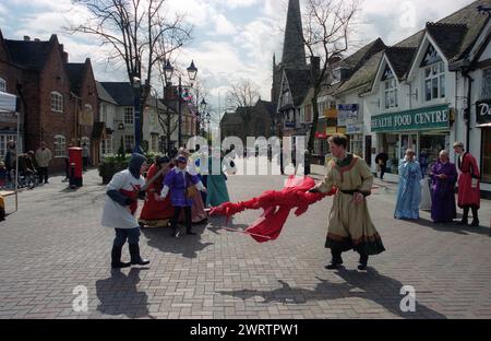 St Alphege Fayre: Alla città di Solihull delle West Midlands fu concesso il diritto di avere un mercato settimanale e una fiera annuale da una Royal Charter emessa da Enrico III nel 1242. La fiera annuale di aprile: "Vigilia, festa e domani di Sant'Alfago". Questo comprendeva commercianti di strada, intrattenitori, tra cui giocatori in costume in costume elisabettiano, assassinio di draghi, giostra con palafitte e la Sealed Knot Society si accamparono intorno alla chiesa di St Alphege nella High Street della città. Il sindaco incontra regolarmente i partecipanti e i negozi alle bancarelle. Foto Stock