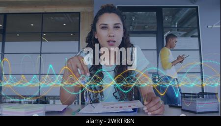 Immagine del trattamento dei dati su una donna d'affari birazziale in carica Foto Stock