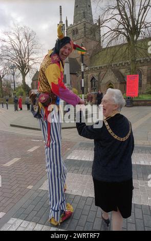 St Alphege Fayre: Alla città di Solihull delle West Midlands fu concesso il diritto di avere un mercato settimanale e una fiera annuale da una Royal Charter emessa da Enrico III nel 1242. La fiera annuale di aprile: "Vigilia, festa e domani di Sant'Alfago". Questo comprendeva commercianti di strada, intrattenitori, tra cui giocatori in costume in costume elisabettiano, assassinio di draghi, giostra con palafitte e la Sealed Knot Society si accamparono intorno alla chiesa di St Alphege nella High Street della città. Il sindaco incontra regolarmente i partecipanti e i negozi alle bancarelle. Foto Stock