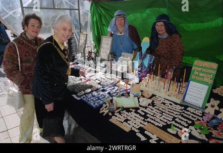 St Alphege Fayre: Alla città di Solihull delle West Midlands fu concesso il diritto di avere un mercato settimanale e una fiera annuale da una Royal Charter emessa da Enrico III nel 1242. La fiera annuale di aprile: "Vigilia, festa e domani di Sant'Alfago". Questo comprendeva commercianti di strada, intrattenitori, tra cui giocatori in costume in costume elisabettiano, assassinio di draghi, giostra con palafitte e la Sealed Knot Society si accamparono intorno alla chiesa di St Alphege nella High Street della città. Il sindaco incontra regolarmente i partecipanti e i negozi alle bancarelle. Foto Stock