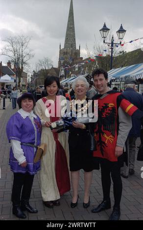 St Alphege Fayre: Alla città di Solihull delle West Midlands fu concesso il diritto di avere un mercato settimanale e una fiera annuale da una Royal Charter emessa da Enrico III nel 1242. La fiera annuale di aprile: "Vigilia, festa e domani di Sant'Alfago". Questo comprendeva commercianti di strada, intrattenitori, tra cui giocatori in costume in costume elisabettiano, assassinio di draghi, giostra con palafitte e la Sealed Knot Society si accamparono intorno alla chiesa di St Alphege nella High Street della città. Il sindaco incontra regolarmente i partecipanti e i negozi alle bancarelle. Foto Stock