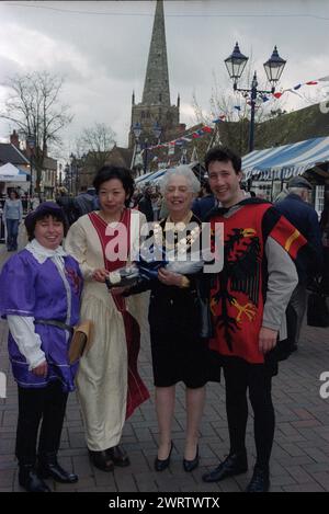 St Alphege Fayre: Alla città di Solihull delle West Midlands fu concesso il diritto di avere un mercato settimanale e una fiera annuale da una Royal Charter emessa da Enrico III nel 1242. La fiera annuale di aprile: "Vigilia, festa e domani di Sant'Alfago". Questo comprendeva commercianti di strada, intrattenitori, tra cui giocatori in costume in costume elisabettiano, assassinio di draghi, giostra con palafitte e la Sealed Knot Society si accamparono intorno alla chiesa di St Alphege nella High Street della città. Il sindaco incontra regolarmente i partecipanti e i negozi alle bancarelle. Foto Stock