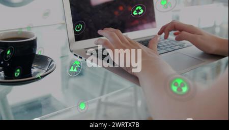 Immagine di più icone sopra la tazza di caffè e la sezione centrale di una donna caucasica che lavora su un notebook Foto Stock