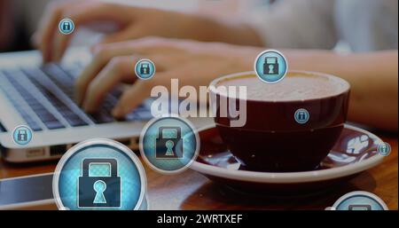 Immagine delle icone del lucchetto, primo piano della tazza di caffè, sezione centrale dell'uomo caucasico che lavora su un computer portatile Foto Stock