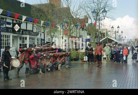 St Alphege Fayre: Alla città di Solihull delle West Midlands fu concesso il diritto di avere un mercato settimanale e una fiera annuale da una Royal Charter emessa da Enrico III nel 1242. La fiera annuale di aprile: "Vigilia, festa e domani di Sant'Alfago". Questo comprendeva commercianti di strada, intrattenitori, tra cui giocatori in costume in costume elisabettiano, assassinio di draghi, giostra con palafitte e la Sealed Knot Society si accamparono intorno alla chiesa di St Alphege nella High Street della città. Il sindaco incontra regolarmente i partecipanti e i negozi alle bancarelle. Foto Stock