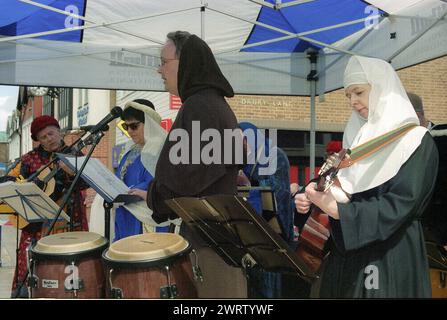 St Alphege Fayre: Alla città di Solihull delle West Midlands fu concesso il diritto di avere un mercato settimanale e una fiera annuale da una Royal Charter emessa da Enrico III nel 1242. La fiera annuale di aprile: "Vigilia, festa e domani di Sant'Alfago". Questo comprendeva commercianti di strada, intrattenitori, tra cui giocatori in costume in costume elisabettiano, assassinio di draghi, giostra con palafitte e la Sealed Knot Society si accamparono intorno alla chiesa di St Alphege nella High Street della città. Il sindaco incontra regolarmente i partecipanti e i negozi alle bancarelle. Foto Stock