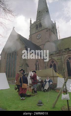 St Alphege Fayre: Alla città di Solihull delle West Midlands fu concesso il diritto di avere un mercato settimanale e una fiera annuale da una Royal Charter emessa da Enrico III nel 1242. La fiera annuale di aprile: "Vigilia, festa e domani di Sant'Alfago". Questo comprendeva commercianti di strada, intrattenitori, tra cui giocatori in costume in costume elisabettiano, assassinio di draghi, giostra con palafitte e la Sealed Knot Society si accamparono intorno alla chiesa di St Alphege nella High Street della città. Il sindaco incontra regolarmente i partecipanti e i negozi alle bancarelle. Foto Stock