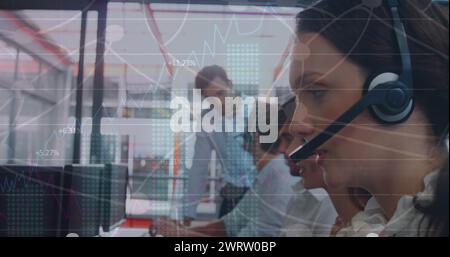 Immagine delle connessioni tra diversi operatori di call center di sesso femminile e maschile Foto Stock
