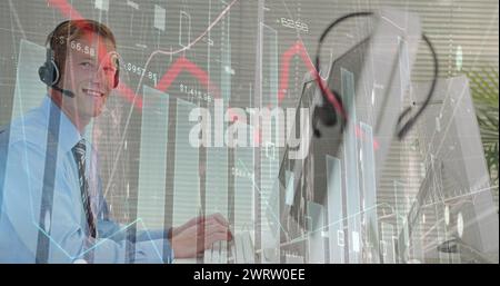 Immagine di grafici e dati finanziari su un operatore di call center maschile caucasico Foto Stock