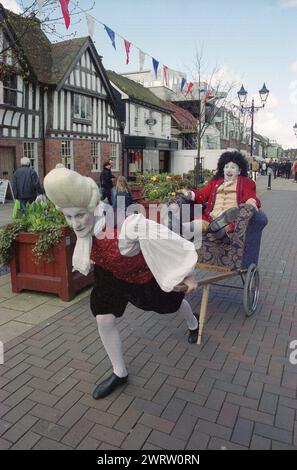 St Alphege Fayre: Alla città di Solihull delle West Midlands fu concesso il diritto di avere un mercato settimanale e una fiera annuale da una Royal Charter emessa da Enrico III nel 1242. La fiera annuale di aprile: "Vigilia, festa e domani di Sant'Alfago". Questo comprendeva commercianti di strada, intrattenitori, tra cui giocatori in costume in costume elisabettiano, assassinio di draghi, giostra con palafitte e la Sealed Knot Society si accamparono intorno alla chiesa di St Alphege nella High Street della città. Il sindaco incontra regolarmente i partecipanti e i negozi alle bancarelle. Foto Stock