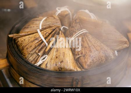 Zong zong zi o riso ripieno in uno stand cinese di Street food a Kobe in Giappone Foto Stock