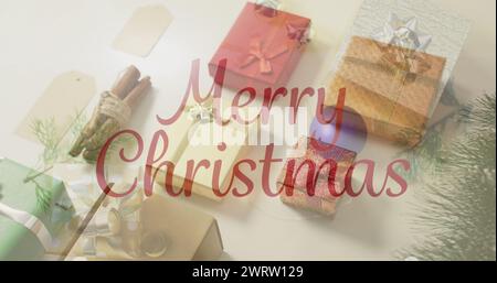 Immagine del testo dei saluti natalizi su regali e decorazioni natalizie Foto Stock