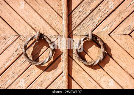 Vecchia stalla. Cancello rustico in legno per un magazzino, stalla o fienile. Foto di alta qualità Foto Stock