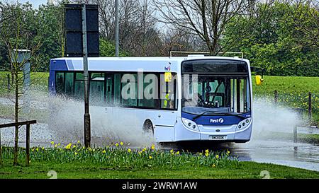 Glasgow, Scozia, Regno Unito. 14 marzo 2024: Regno Unito Meteo: Piovendo in città si sono viste inondazioni sulla grande strada occidentale A82 . Credit Gerard Ferry/Alamy Live News Foto Stock