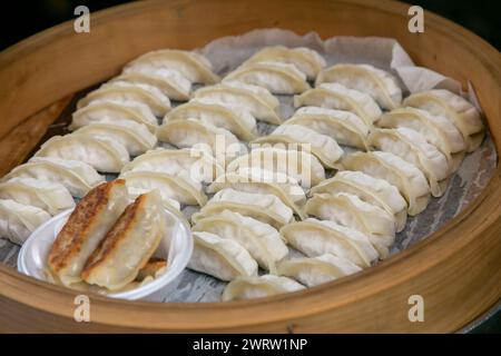 Gyoza Dumplings asiatiche. Cibo di strada cinese nel quartiere Nankin-machi a Kobe, Giappone. Foto Stock