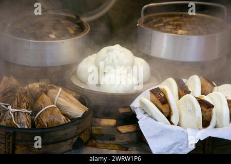 Panini cinesi al vapore ripieni di maiale, cibo di strada nel quartiere Nankin-machi a Kobe, Giappone. Foto Stock