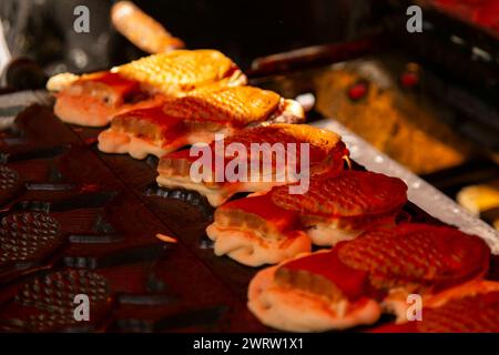 Taiyaki è una torta giapponese a forma di pesce, comunemente venduta come cibo di strada. Foto Stock