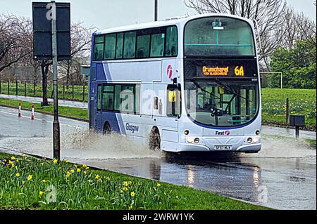 Glasgow, Scozia, Regno Unito. 14 marzo 2024: Regno Unito Meteo: Piovendo in città si sono viste inondazioni sulla grande strada occidentale A82 . Credit Gerard Ferry/Alamy Live News Foto Stock