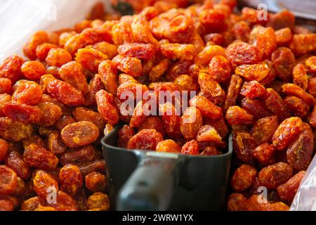 Pomodori ciliegini secchi in uno stand presso un mercato di Kyoto in Giappone. Foto Stock