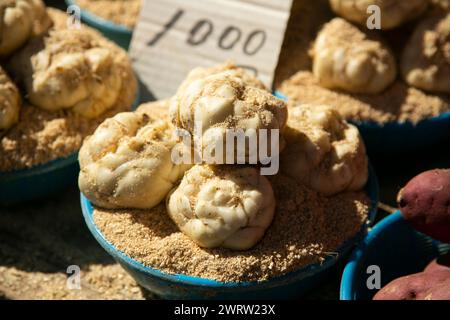 Testa di aglio fermentata in un mercato di Kyoto in Giappone. Foto Stock