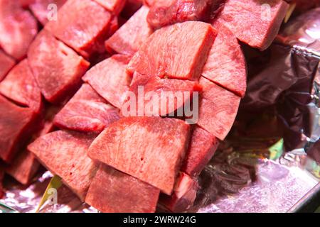 Spiedino di lingua di manzo in un mercato di Kyoto in Giappone. Foto Stock