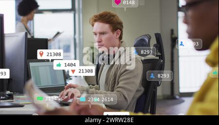 Immagine di più barre di notifica sull'uomo caucasico che prepara i report sul computer Foto Stock