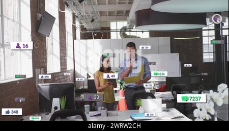 Immagine di barre di notifica su diversi colleghi che discutono di report su tablet digitali Foto Stock