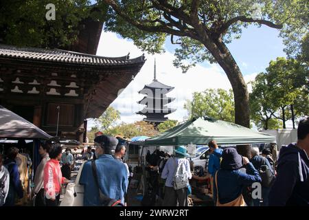 Kyoto, Giappone; 10 ottobre 2023: Il mercato di Kobo-san al Tempio Toji di Kyoto si distingue come uno dei più grandi mercati delle pulci della città. Foto Stock