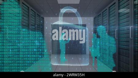 Immagine dell'avviso sugli attacchi informatici e del lucchetto sulle silhouette delle persone nella sala server Foto Stock