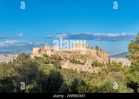 Atene, Grecia - 2 marzo 2024: Acropoli con Partenone e il teatro Erodion. Vista dalla collina di Philopappou Foto Stock