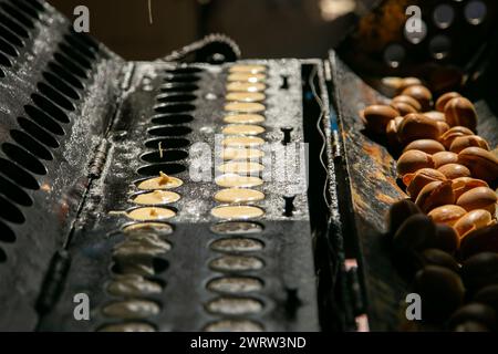 Pasta tradizionale giapponese di fagioli azuki ripieni o anko in una bancarella del mercato alimentare di Kyoto. Foto Stock