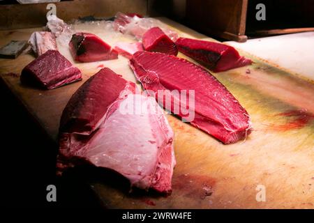 Tonno giapponese fresco di prima qualità in una bancarella nel mercato centrale di Nagoya in Giappone. Foto Stock