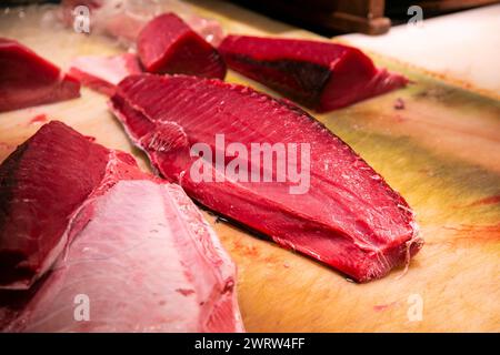 Tonno giapponese fresco di prima qualità in una bancarella nel mercato centrale di Nagoya in Giappone. Foto Stock