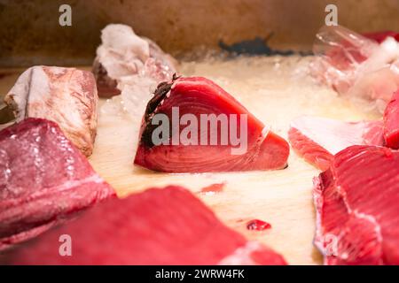 Tonno giapponese fresco di prima qualità in una bancarella nel mercato centrale di Nagoya in Giappone. Foto Stock