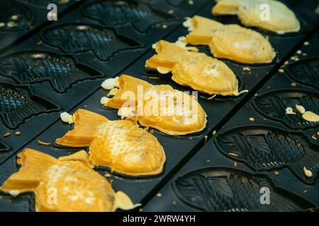 Taiyaki è una torta giapponese a forma di pesce, comunemente venduta come cibo di strada Foto Stock