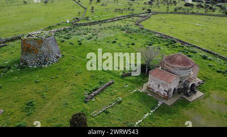 Nuraghe Santa Sabina a Silanus nel centro della Sardegna con accanto la chiesa di Santa Serbana Foto Stock