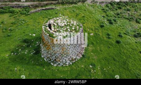 Nuraghe Santa Sabina a Silanus nel centro della Sardegna con accanto la chiesa di Santa Serbana Foto Stock