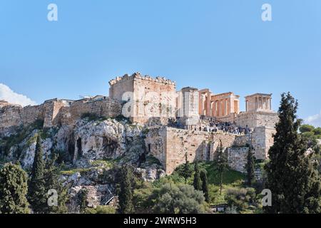 Atene, Grecia - 2 marzo 2024: Vista dell'Acropoli dalla collina di Areopago Foto Stock