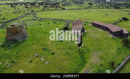 Nuraghe Santa Sabina a Silanus nel centro della Sardegna con accanto la chiesa di Santa Serbana Foto Stock