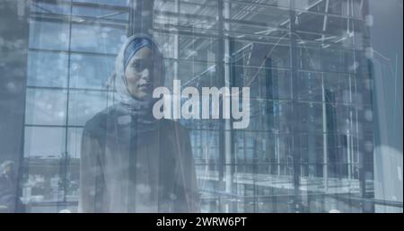 Immagine dell'elaborazione dei dati su una donna d'affari birazziale che cammina Foto Stock