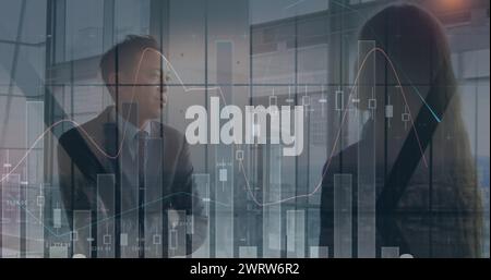 Immagine di un grafico finanziario su diversi uomini d'affari e donne d'affari che parlano Foto Stock