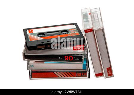 Primo piano di molti nastri audio. Supporto di memorizzazione analogico. Cassette per registrazioni audio e musica. Isolare su sfondo bianco. Foto Stock