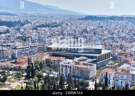 Atene, Grecia - 2 marzo 2024: Veduta aerea del Museo dell'Acropoli dal Colle dell'Acropoli Foto Stock