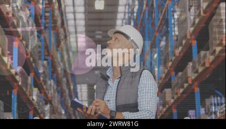 Immagine dell'elaborazione dei dati rispetto all'uomo che lavora in magazzino Foto Stock