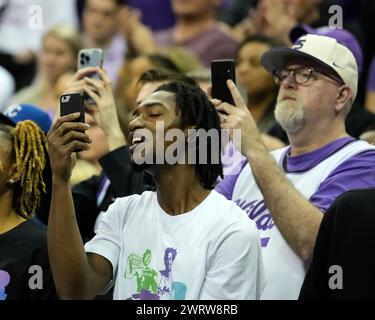 13 MARZO 2024: I tifosi della KSU tornano in scena contro il Texas nel torneo Big 12 Championship al T-Mobile Center di Kansas City, Missouri. Jon Robichaud/CSM. (Immagine di credito: © Jon Robichaud/Cal Sport Media) Foto Stock