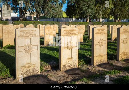 Tombe di soldati britannici delle Coldstream Guards uccisi nella campagna del Nord Africa febbraio 1943, Enfidaville War Cemetery, Enfidha, Tunisia. Foto Stock