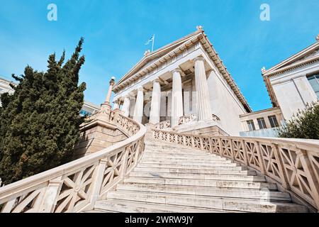 Atene, Grecia - 3 marzo 2024: Dettagli architettonici dell'ex Biblioteca Nazionale di Atene, un capolavoro architettonico costruito alla fine degli anni '1800 Foto Stock