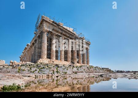 Atene, Grecia - 2 marzo 2024: Rovine del tempio del Partenone sull'Acropoli di Atene. È dedicato alla dea Atena Foto Stock