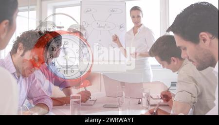 Immagine dell'orologio su diversi uomini d'affari durante la riunione Foto Stock